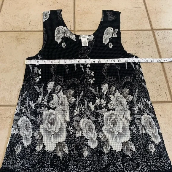 Liz Baker Woman Black & White Floral Crinkle Sleeveless Top 2X - Picture 3 of 5